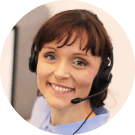 Natural Pharmaceuticals ProMan Plus Moteris su ausinėmis ir mikrofonu šypsosi, dirbanti klientų aptarnavimo srityje.