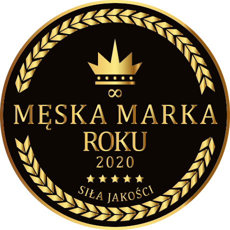 Natural Pharmaceuticals ProMan Plus Auksinis apvalus emblema ant juodo fono su užrašu „MEN’S BRAND OF THE YEAR 2020 – THE POWER OF QUALITY” (2020 m. vyriškų prekių ženklas – kokybės galia). Viršuje yra auksinė karūna ir begalybės simbolis, apsuptas dekoratyvaus laurų vainiko.